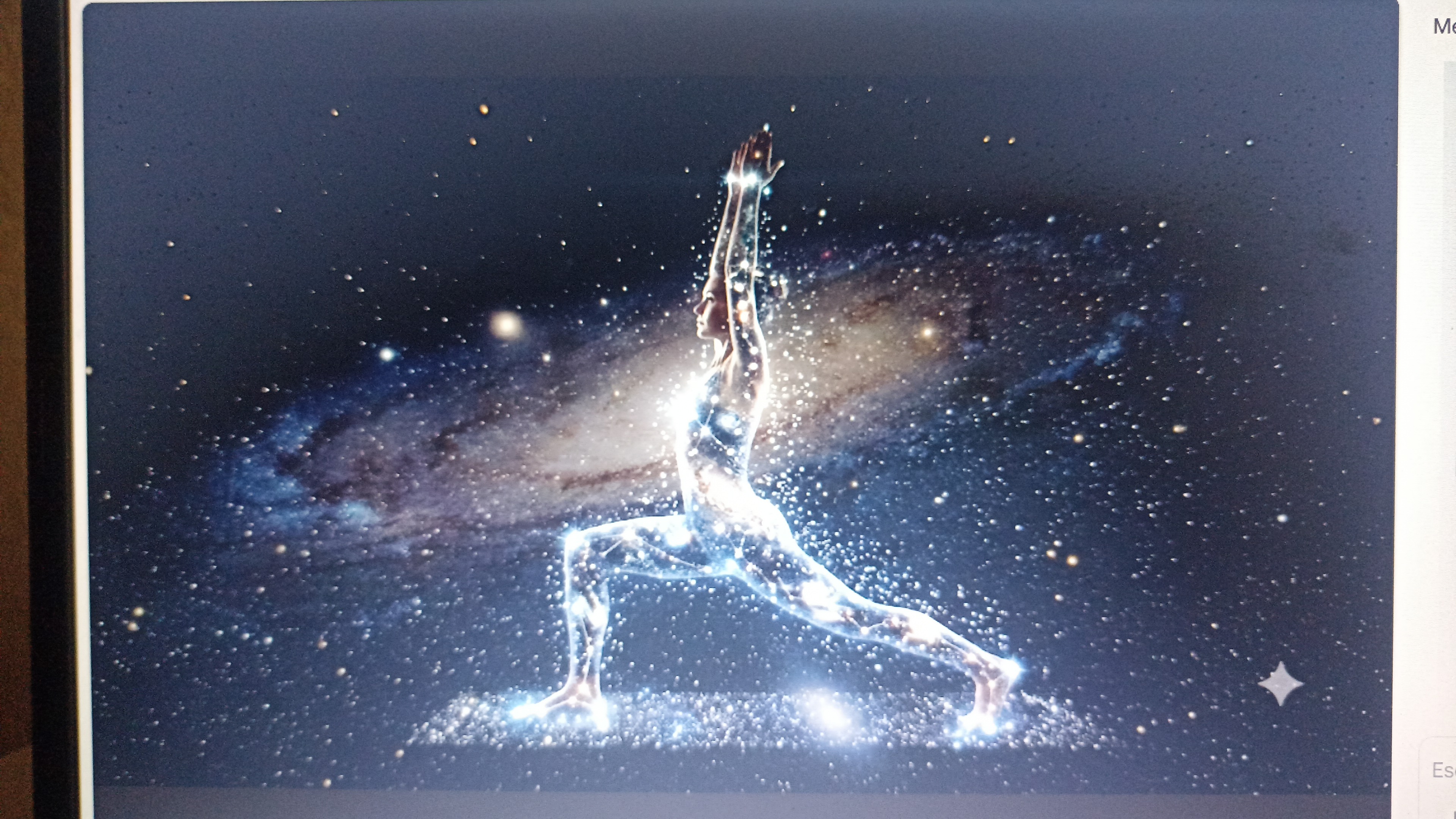 Silueta en la postura de yoga Guerrero I (Virabhadrasana I) sobre un entorno de constelación estelar